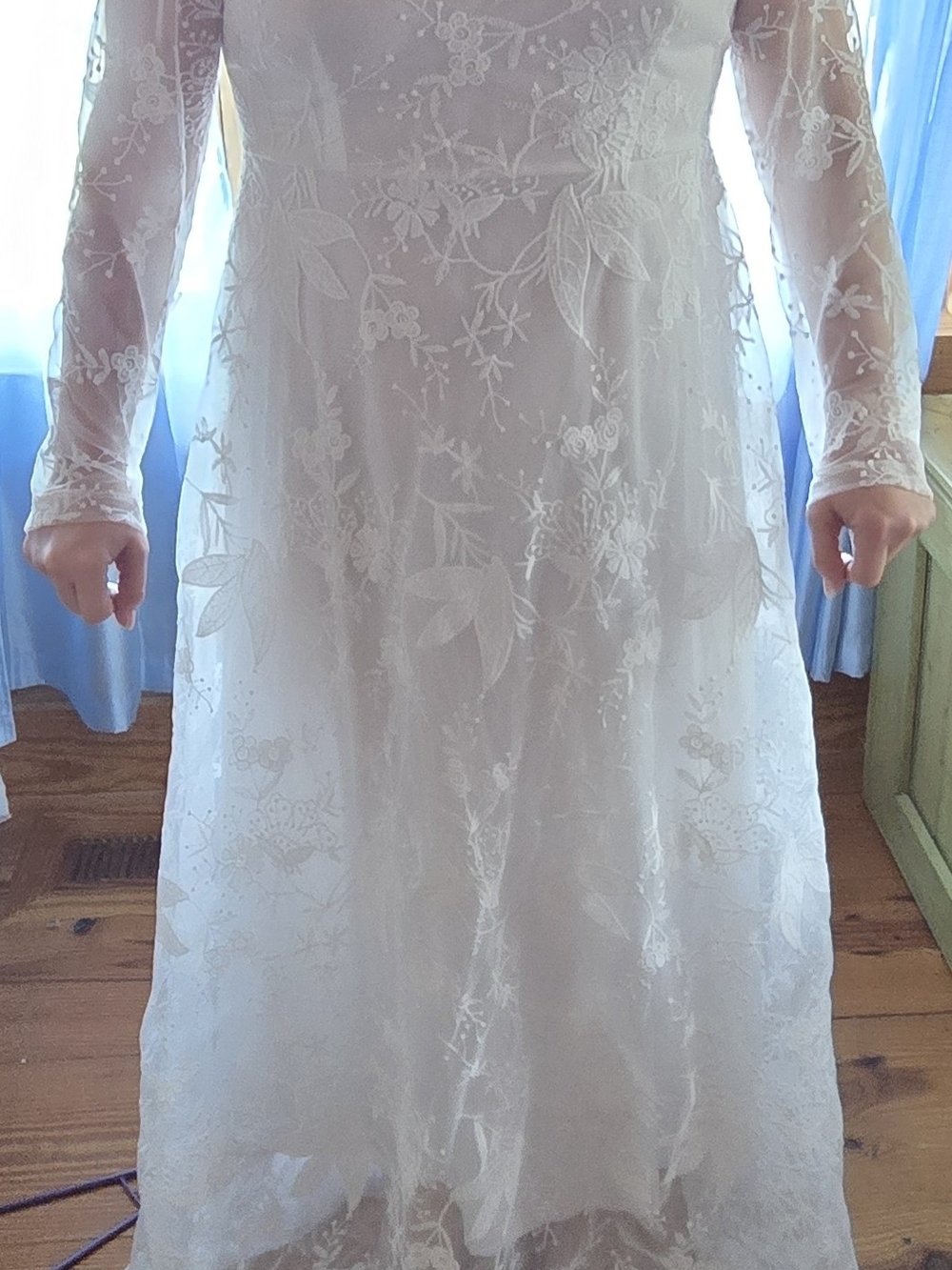 Elegant White Lace Long-Sleeve Dress